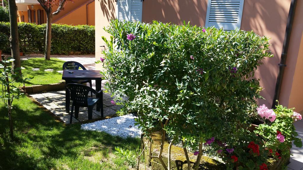 A Due Passi Dal Mare B&B Нумана Екстер'єр фото