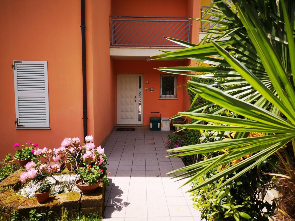 A Due Passi Dal Mare B&B Нумана Екстер'єр фото