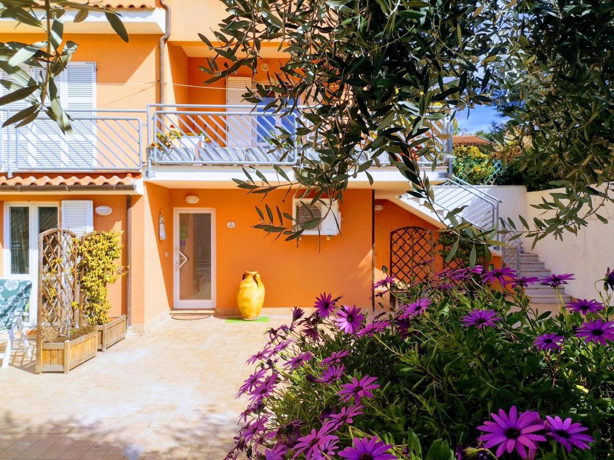 A Due Passi Dal Mare B&B Нумана Екстер'єр фото