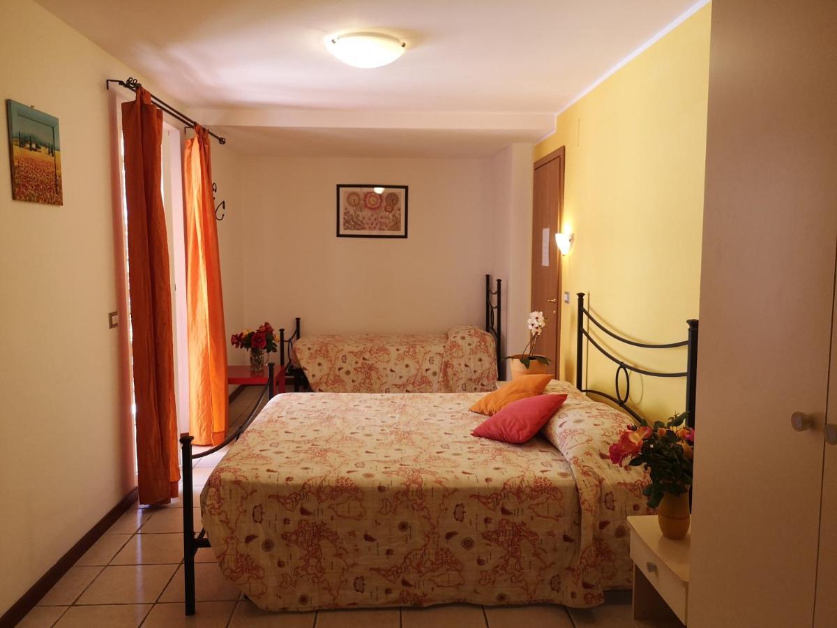 A Due Passi Dal Mare B&B Нумана Екстер'єр фото
