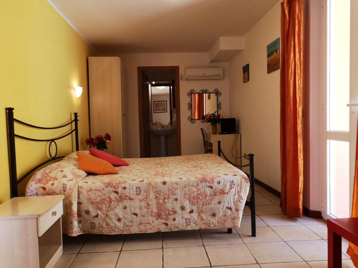A Due Passi Dal Mare B&B Нумана Екстер'єр фото
