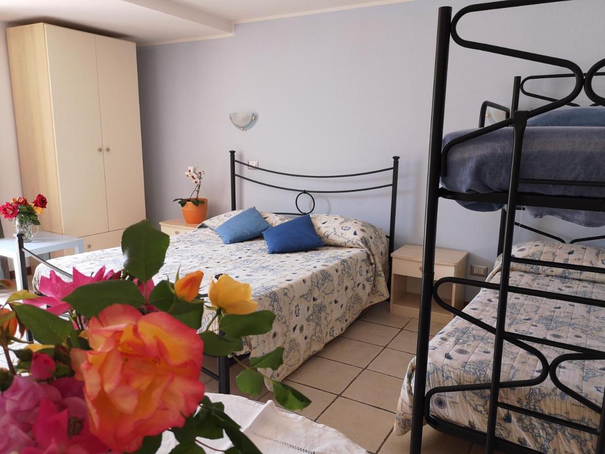 A Due Passi Dal Mare B&B Нумана Екстер'єр фото