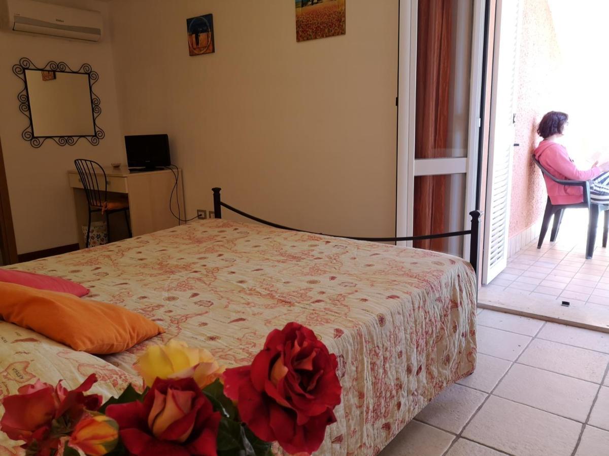 A Due Passi Dal Mare B&B Нумана Екстер'єр фото