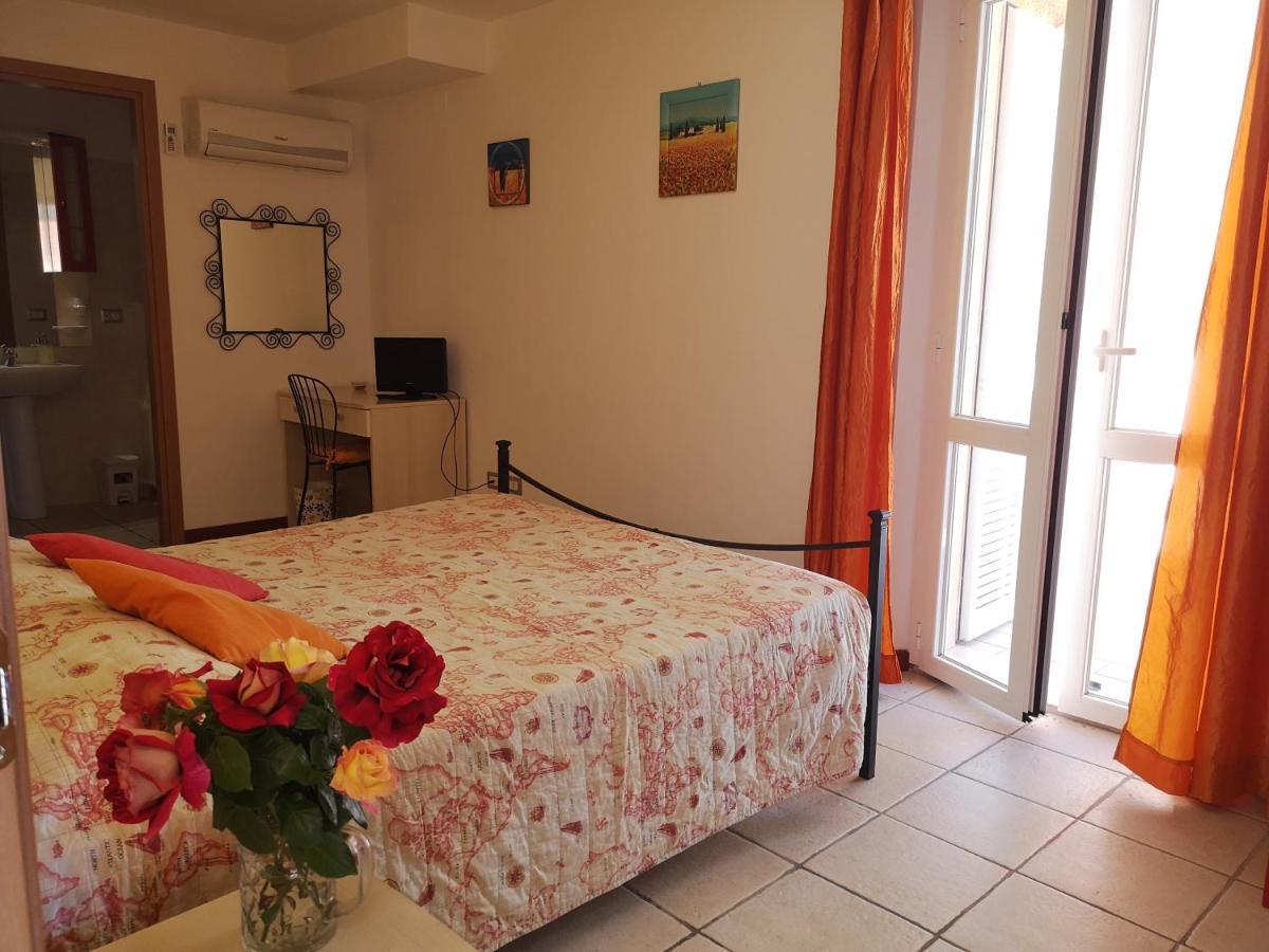 A Due Passi Dal Mare B&B Нумана Екстер'єр фото