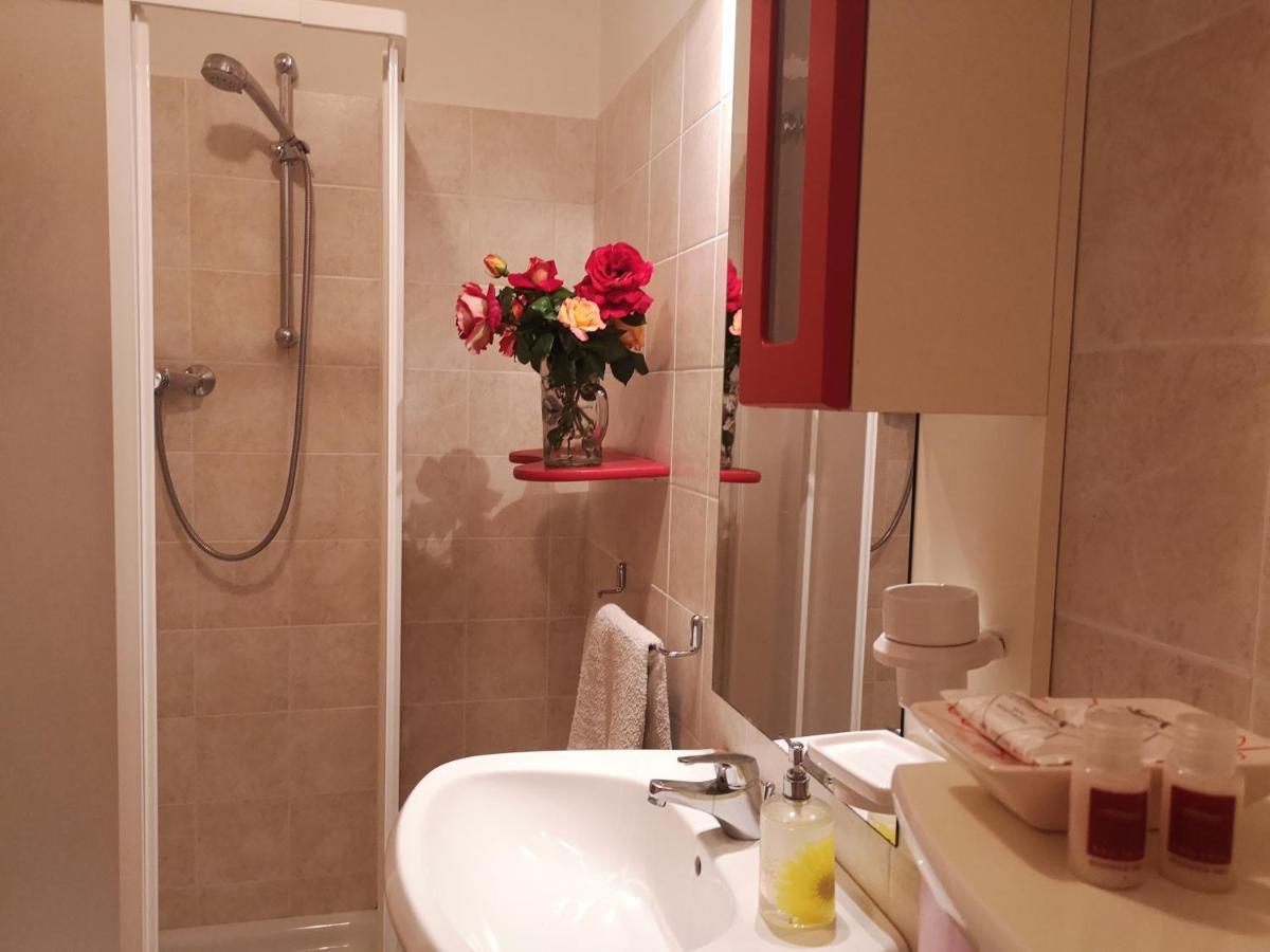 A Due Passi Dal Mare B&B Нумана Екстер'єр фото